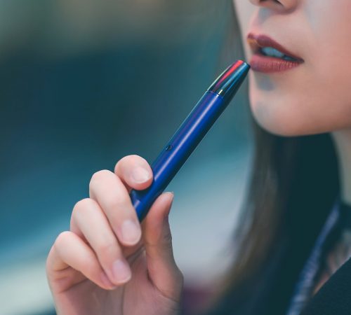 Frau mit E-Zigarette